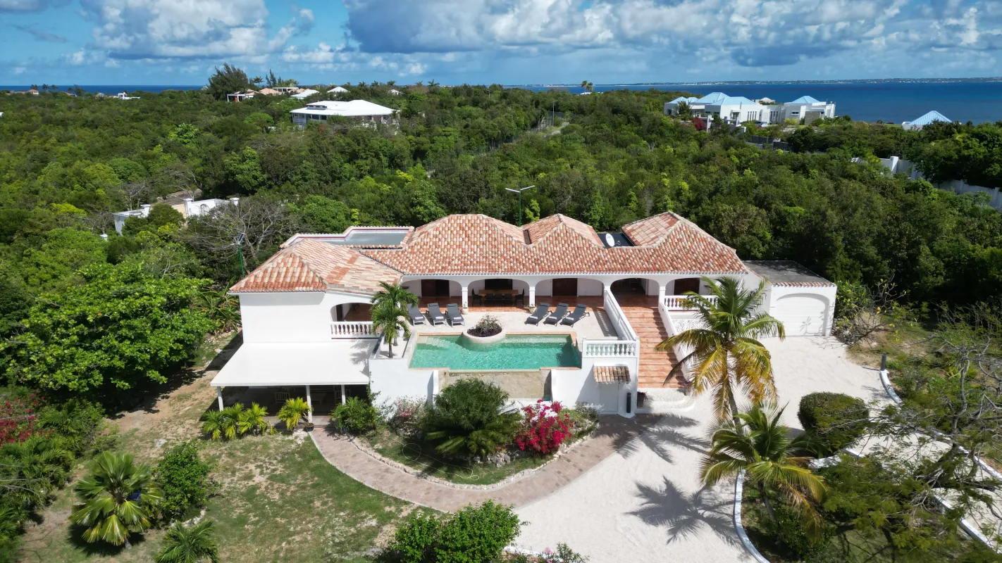 Villa La Rose Du Desert: Aerial view of a villa with a private swimming pool surrounded by tropical vegetation