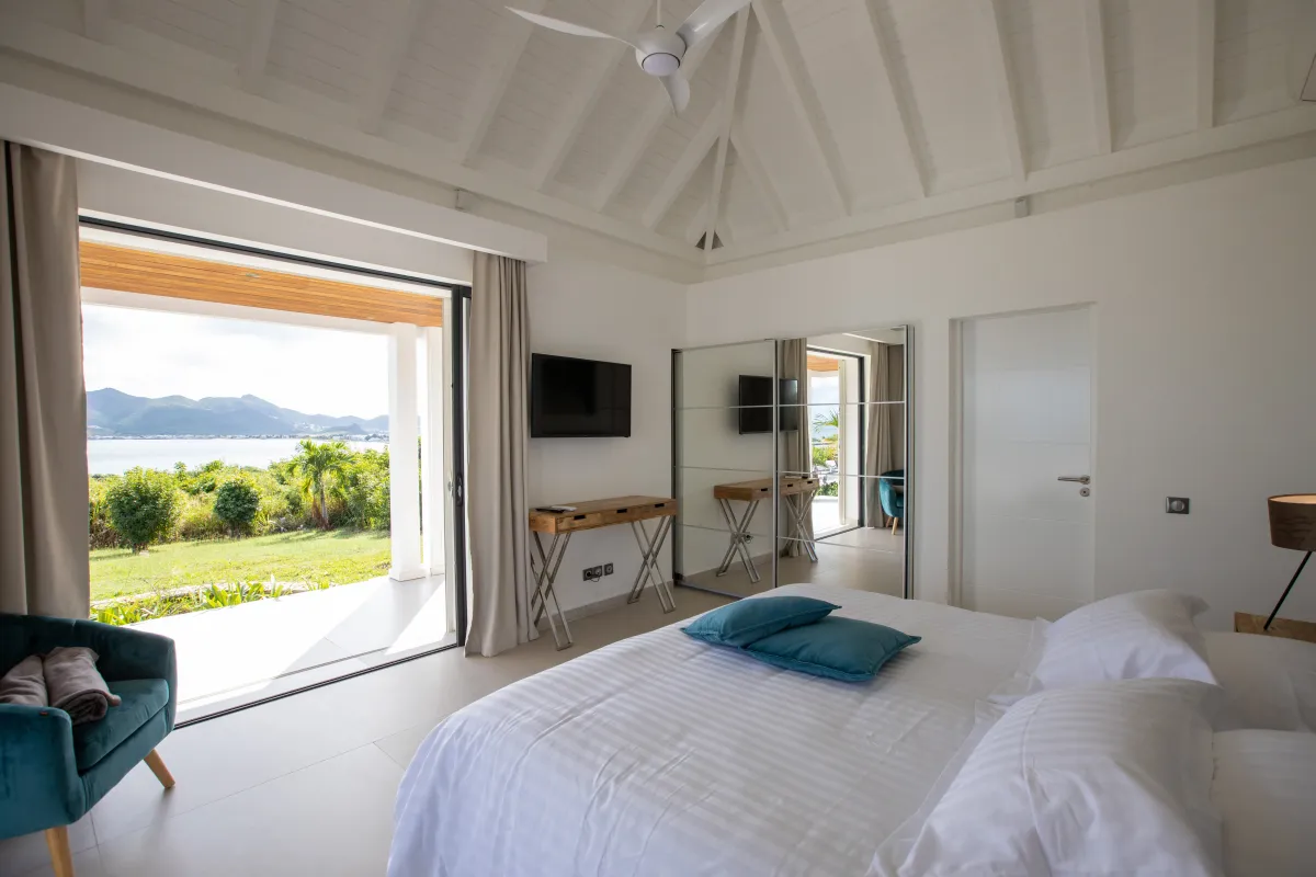 Villa La Siesta: Bedroom with vaulted ceiling opening to a terrace with sea views