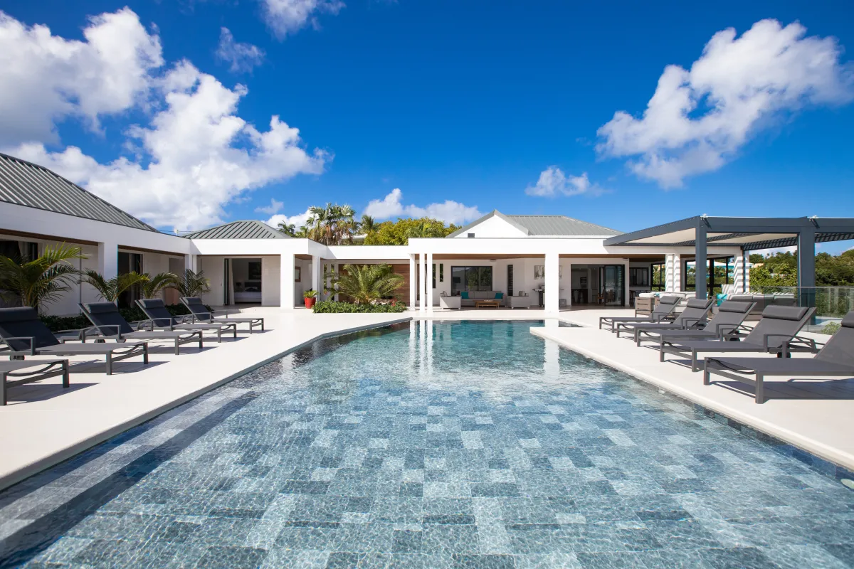 Villa La Siesta: Large swimming pool and sun loungers on a deck outside a modern villa
