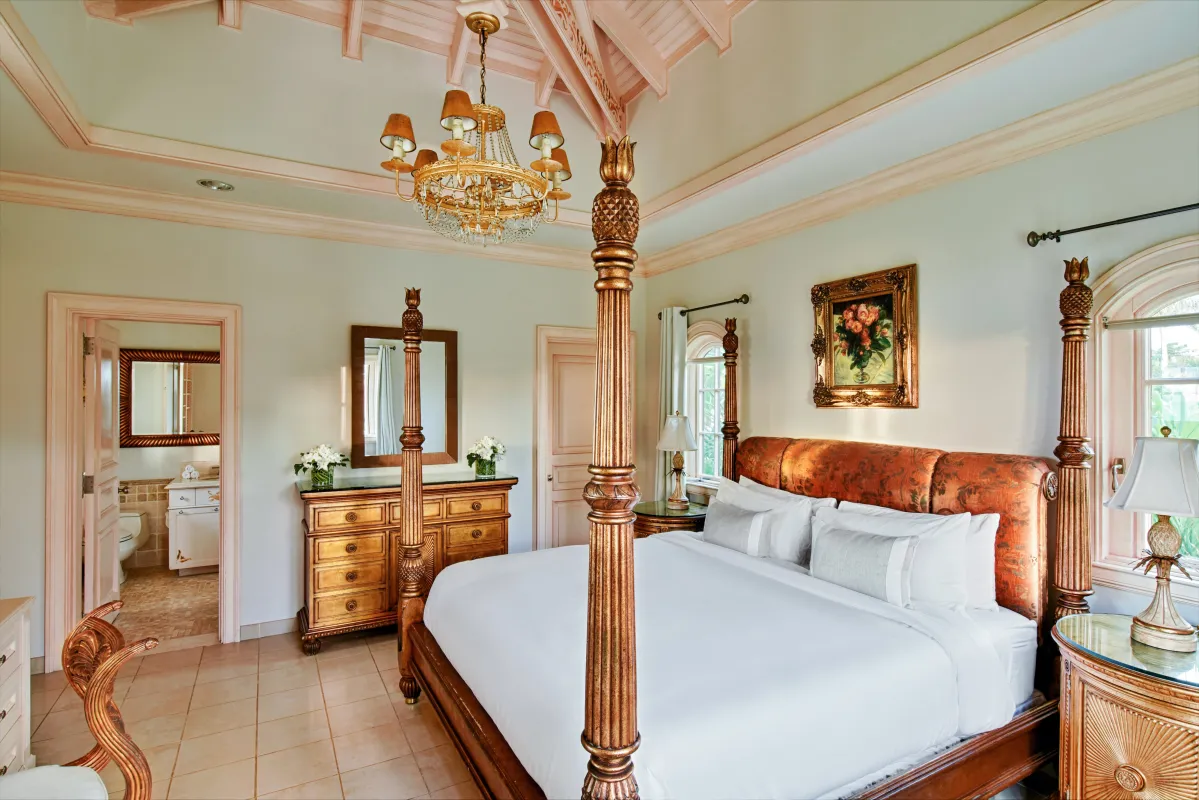 Villa Le Chateau Des Palmiers: Bedroom with a carved four-poster king bed and an en-suite bathroom