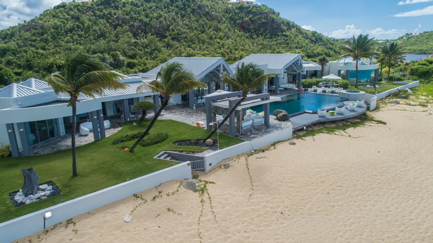 Villa Le Rêve: Aerial view of a beachfront villa with swimming pool, lawn, and tropical greenery
