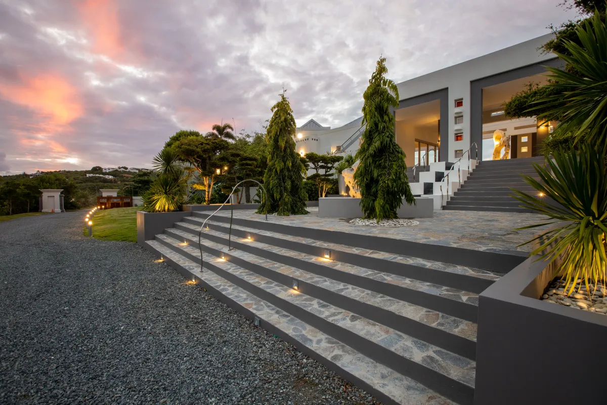 Villa Le Rêve: Illuminated stone steps leading up to the modern villa entrance at dusk