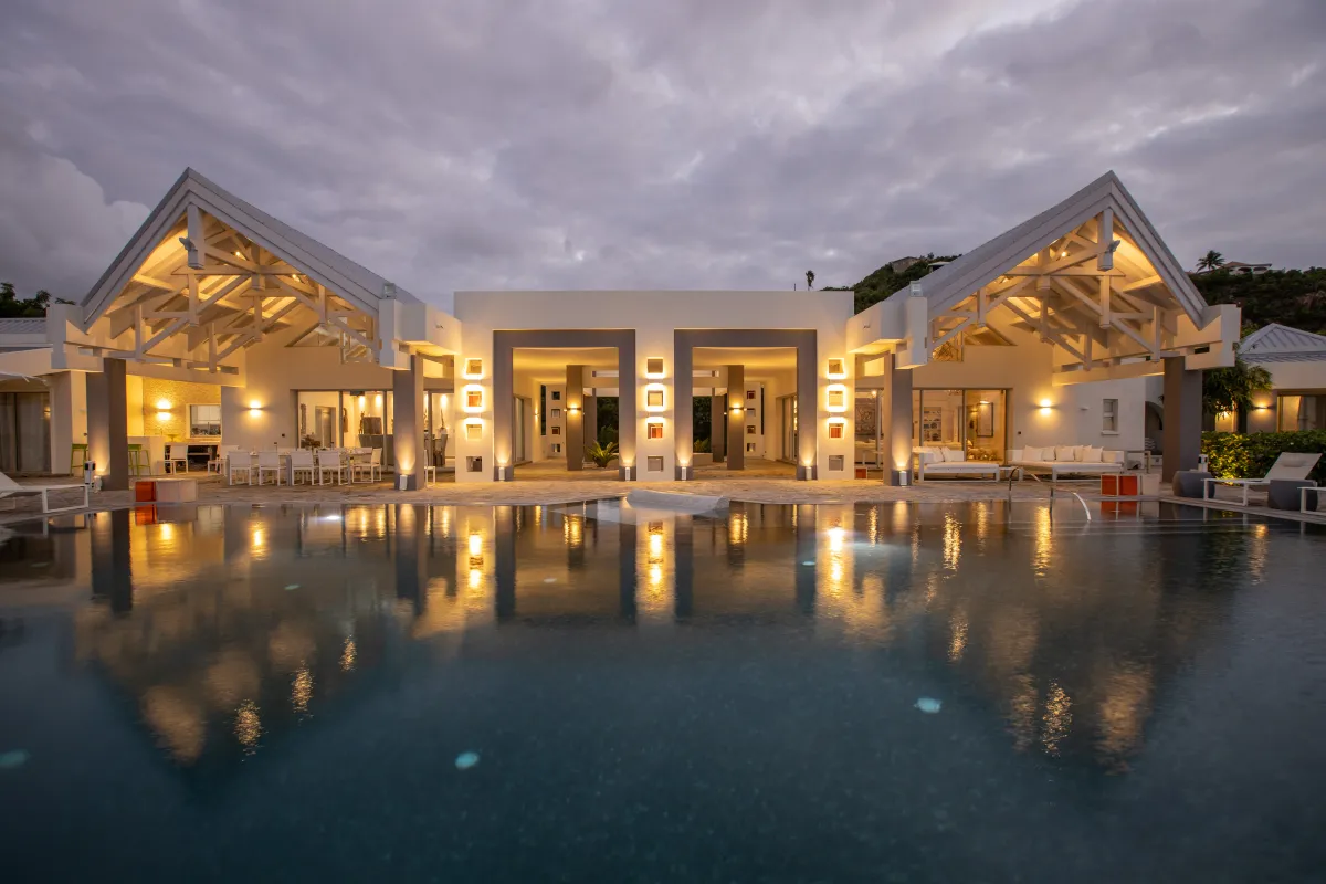 Villa Le Rêve: Illuminated villa exterior and large swimming pool reflecting lights at dusk