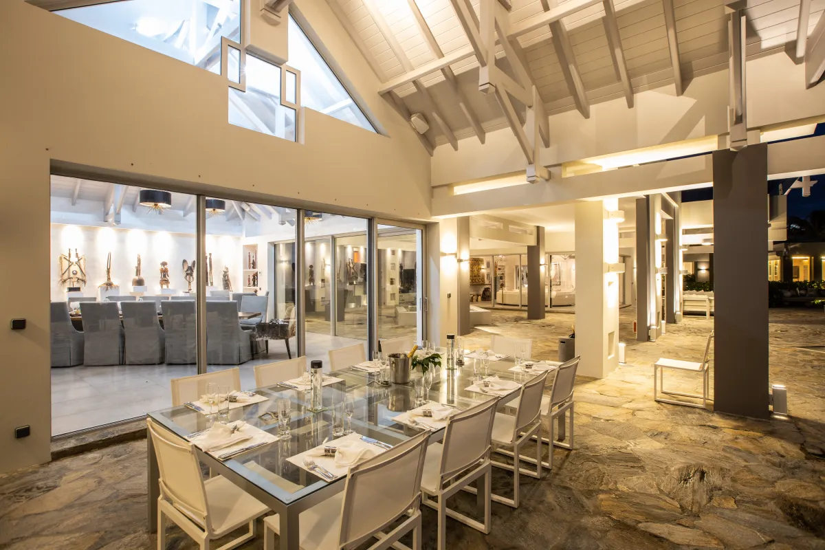Villa Le Rêve: Covered terrace with a long glass dining table set on stone flooring