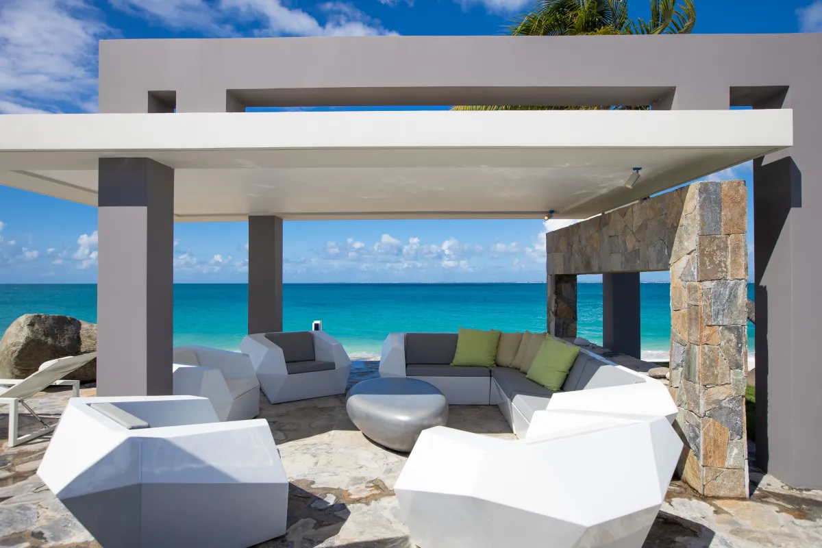 Villa Le Rêve: Covered outdoor lounge with modern seating overlooking the turquoise ocean