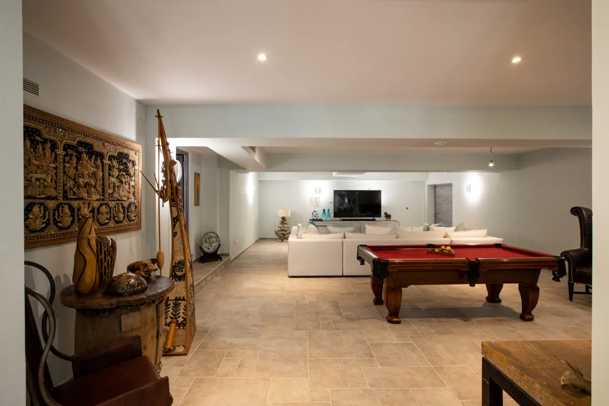 Villa Le Rêve: Spacious entertainment room featuring a red felt billiard table and a white sectional couch