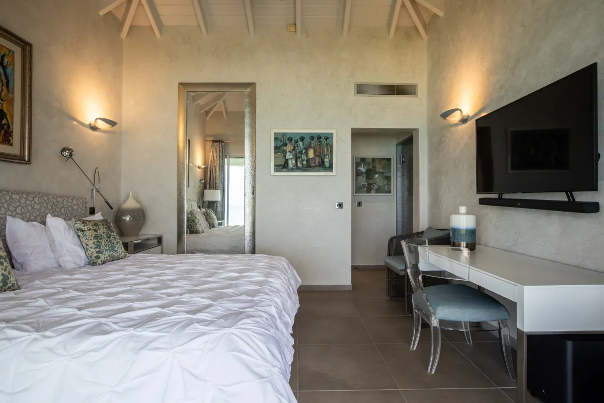Villa Le Rêve: Bedroom with a king bed, wall-mounted television, and high vaulted ceiling
