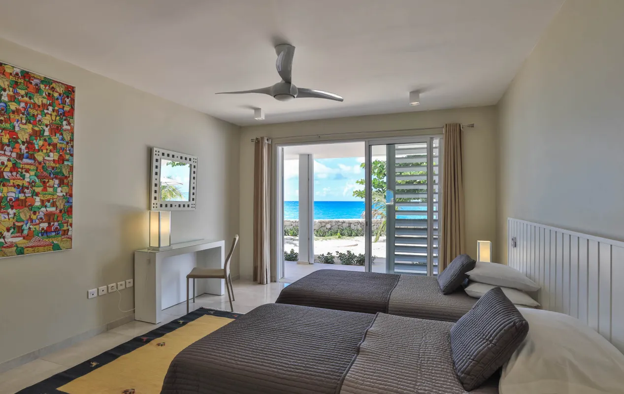 Villa L'Ecume des Jours: Bedroom with two twin beds and sliding glass doors opening to an ocean view