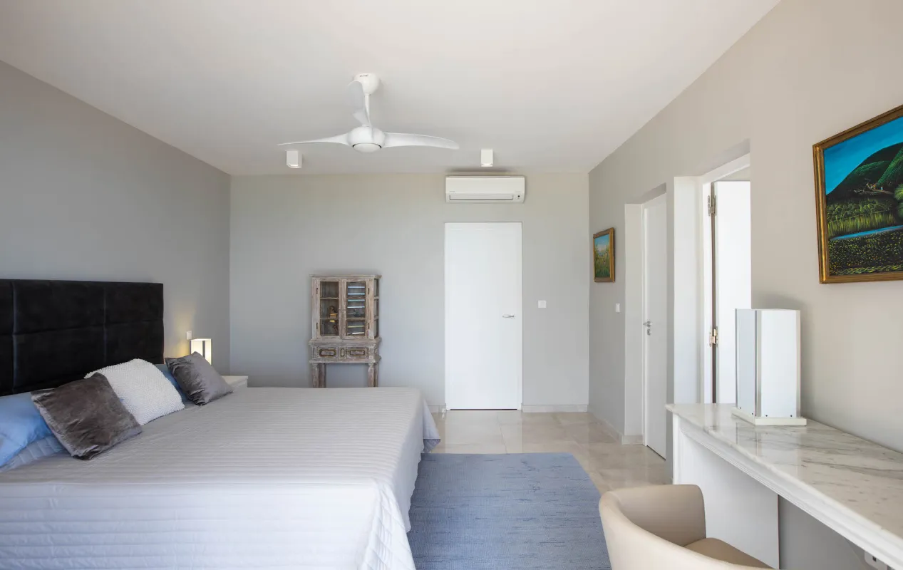 Villa L'Ecume des Jours: Bedroom with a king bed, ceiling fan, and desk area