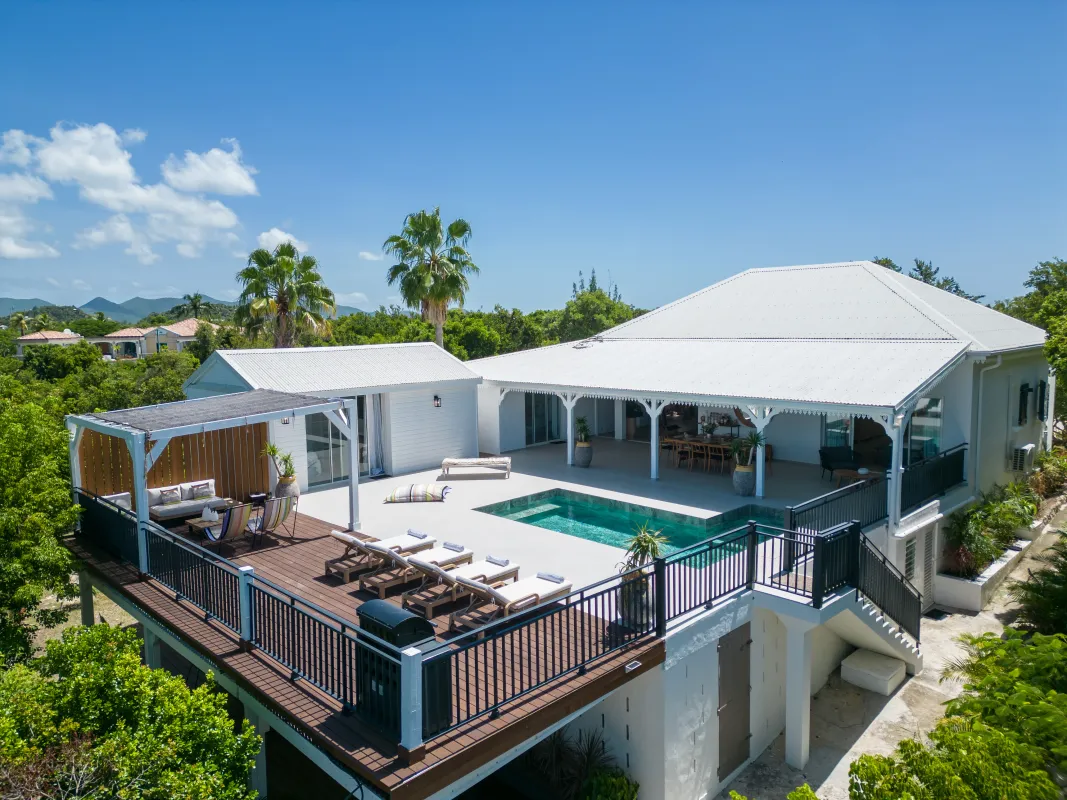 Villa Les Oliviers: Elevated view of a white villa with a swimming pool, sun deck, and lounge chairs