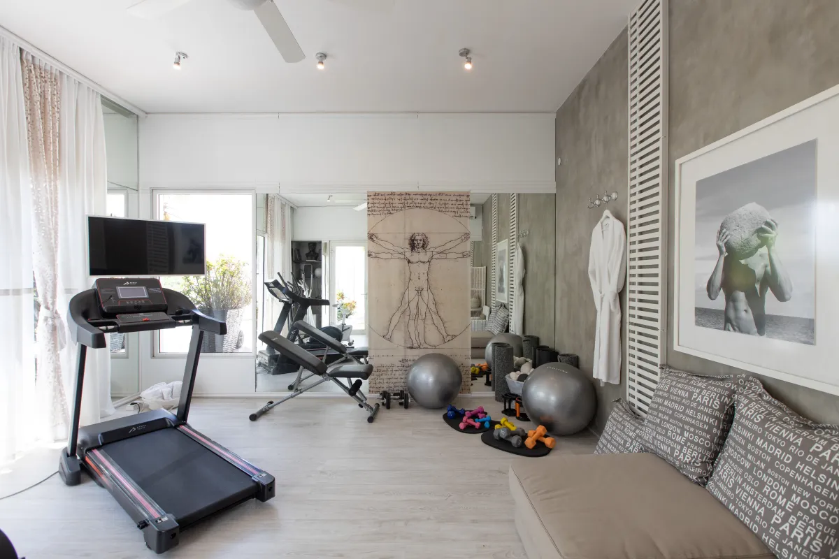 Villa L'Oasis: Fitness room equipped with a treadmill weight bench exercise balls and mirrored wall