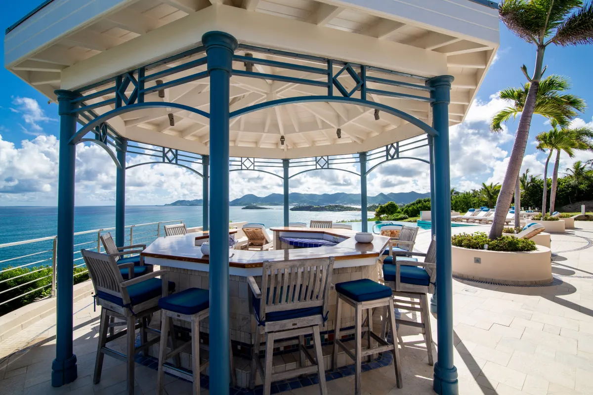 Villa Mes Amis: Outdoor bar under a gazebo on a terrace overlooking the ocean and hills