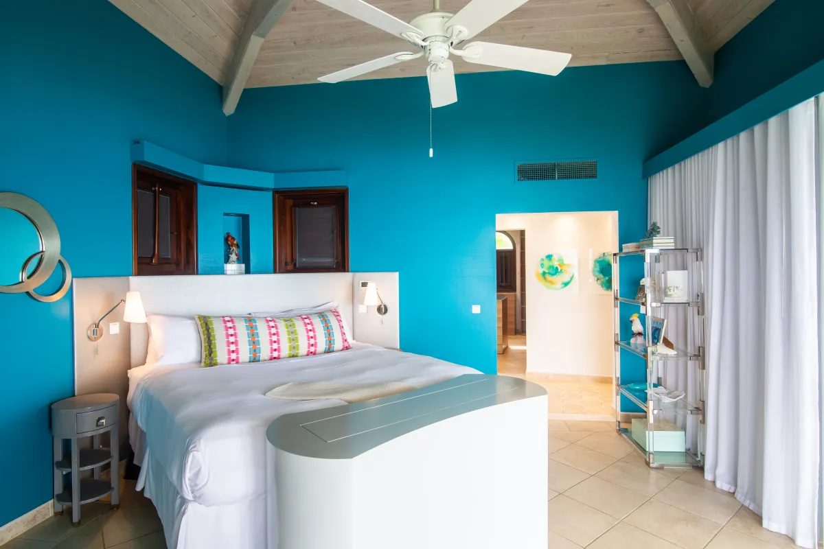 Villa Mes Amis: Bright bedroom with turquoise walls, king bed, white ceiling fan, and tiled floor