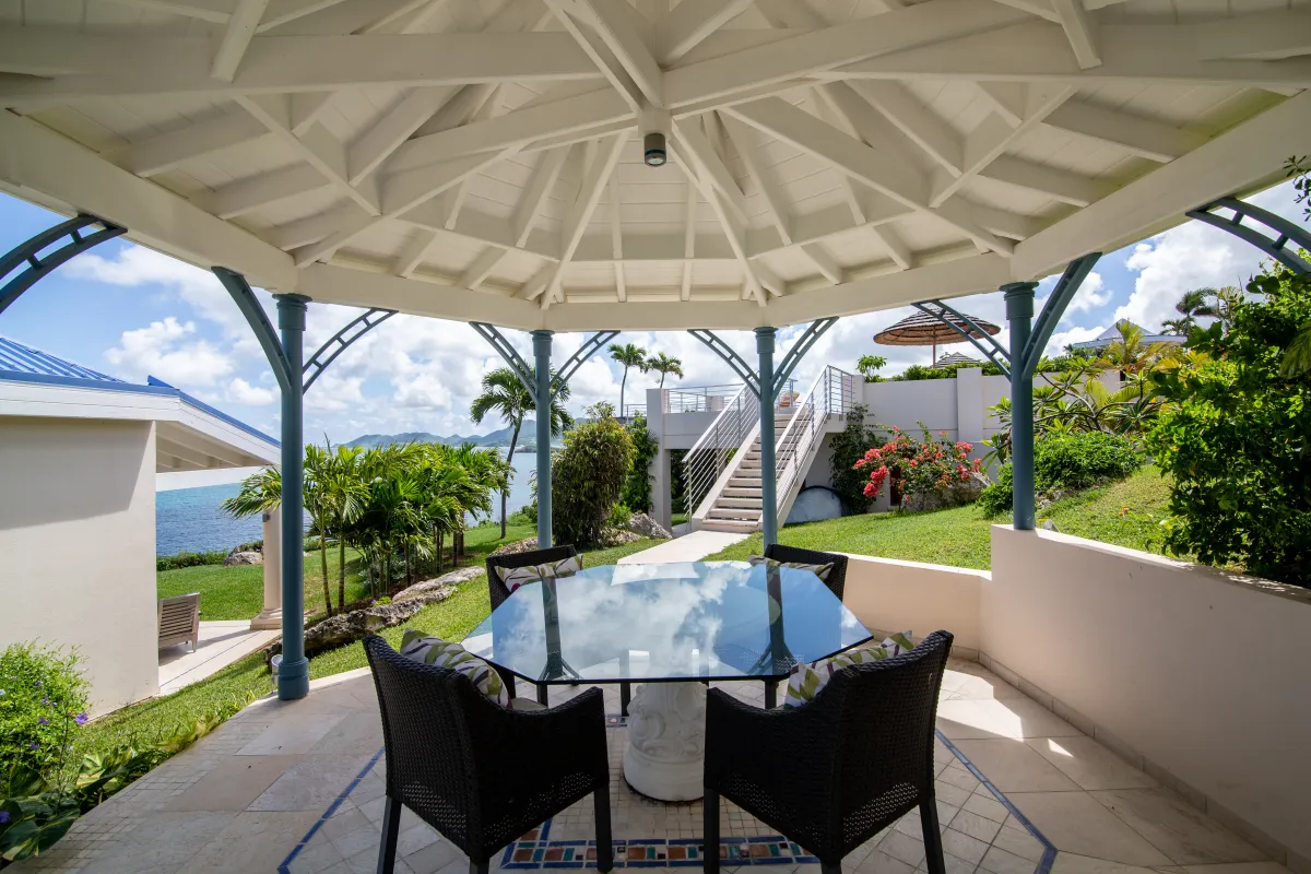 Villa Mes Amis: Covered gazebo with outdoor dining table overlooking tropical gardens and the ocean