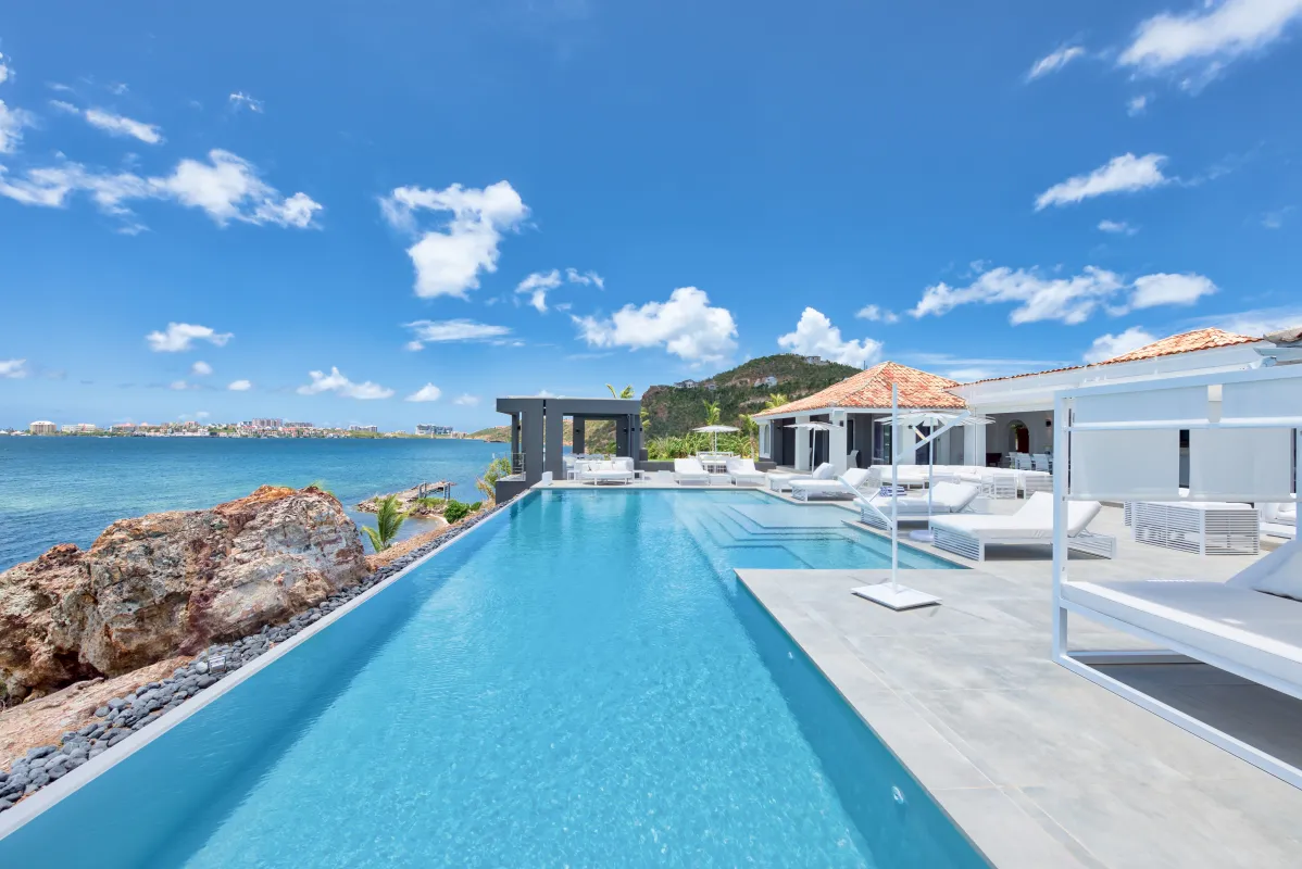 Villa Mirabelle: Large infinity pool and sun loungers on a terrace facing the sea