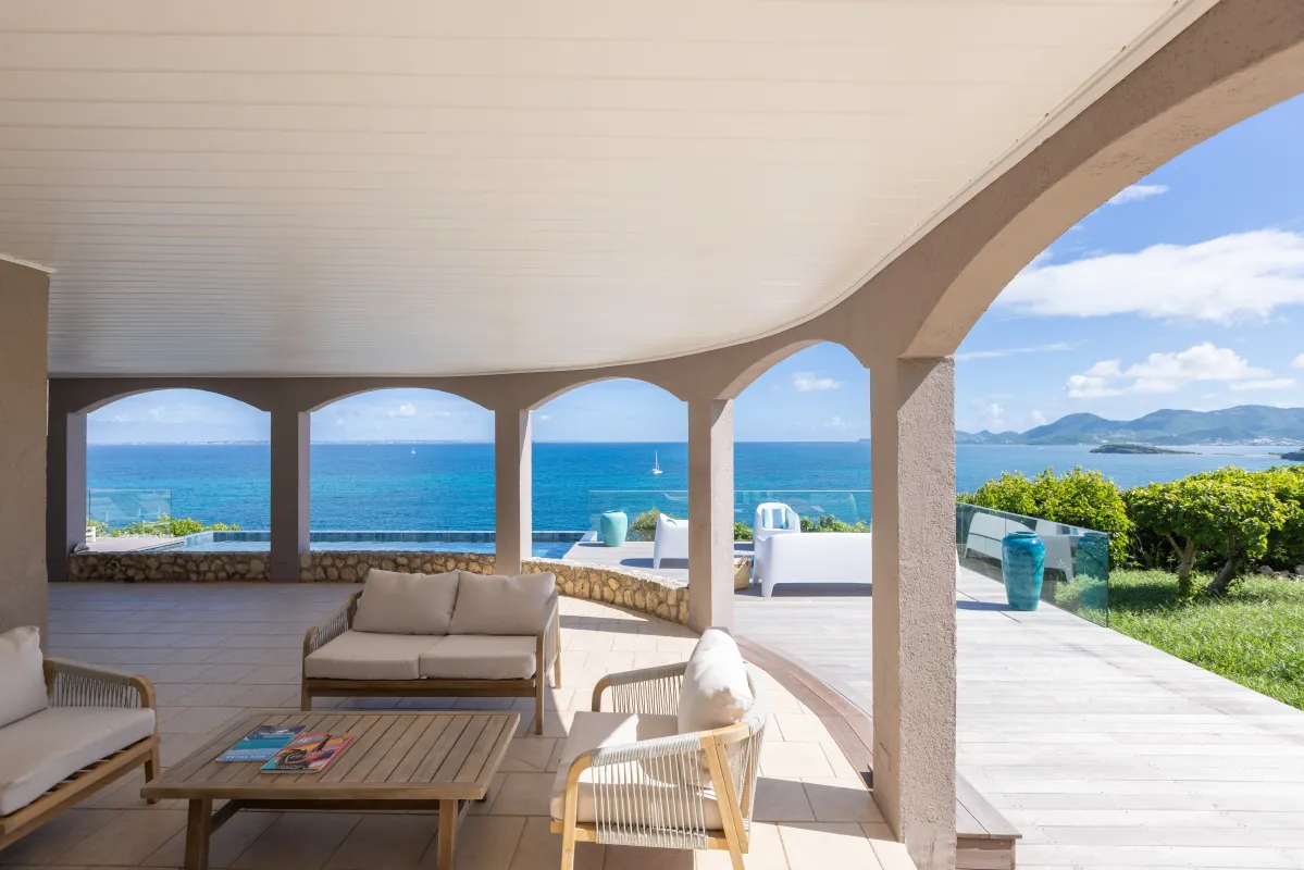 Villa Mongoose Run: Covered terrace with lounge furniture overlooking the pool and ocean