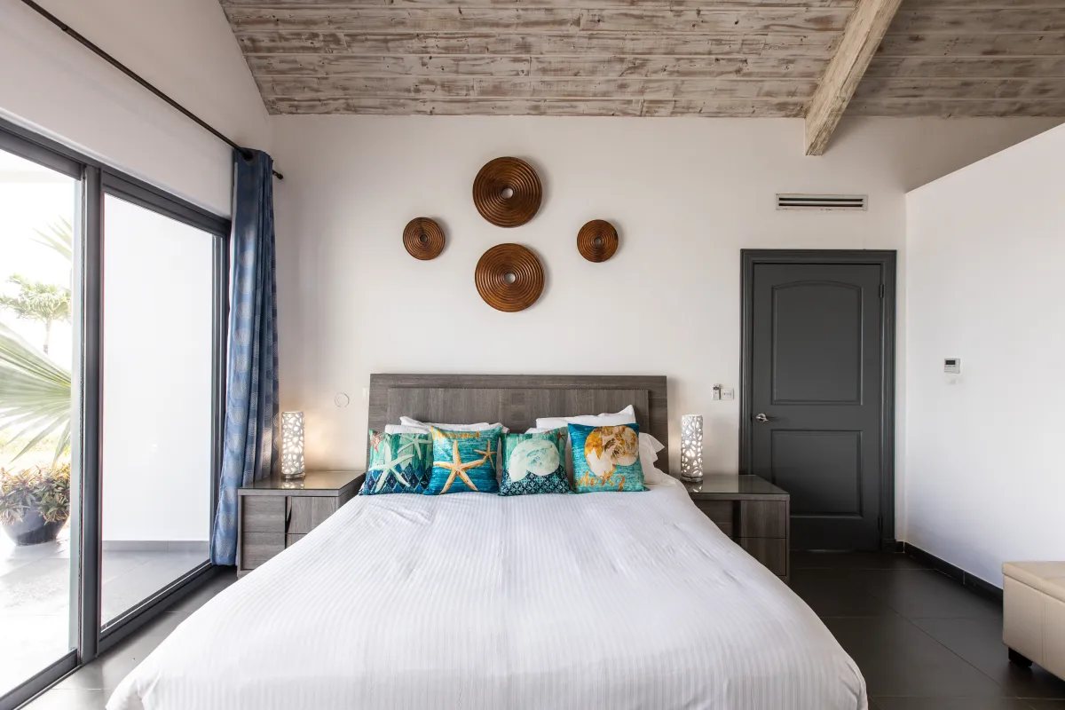 Villa Monte Verde: Bedroom with king bed wood plank ceiling and sliding glass doors