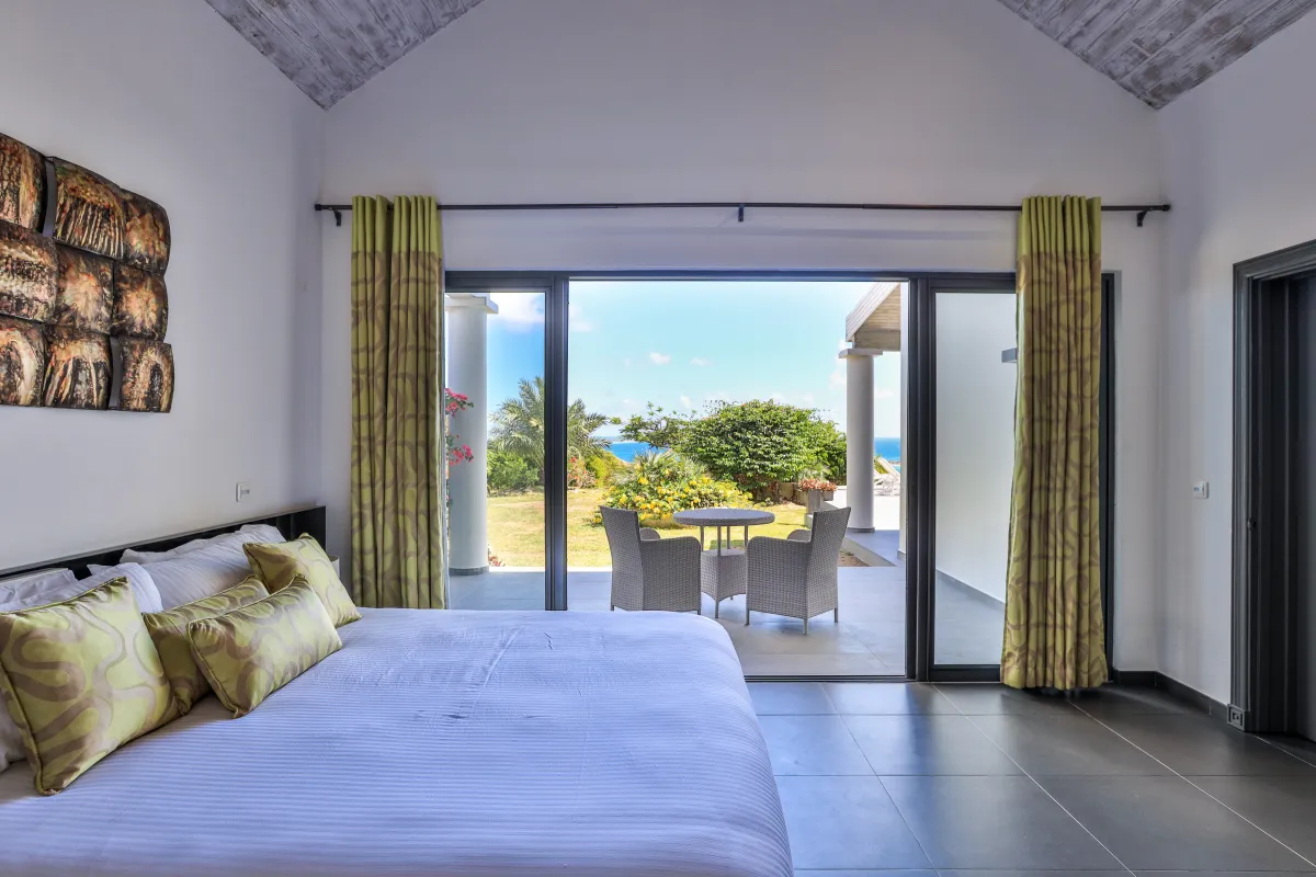 Villa Monte Verde: Bedroom with a king bed and sliding glass doors opening to a terrace