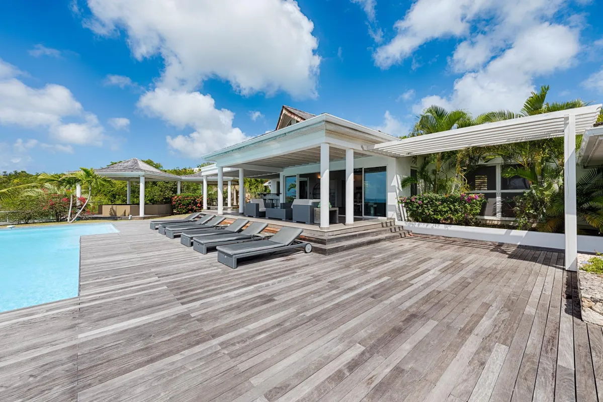 Villa No Limit: Spacious wooden deck with sun loungers beside a swimming pool and covered veranda
