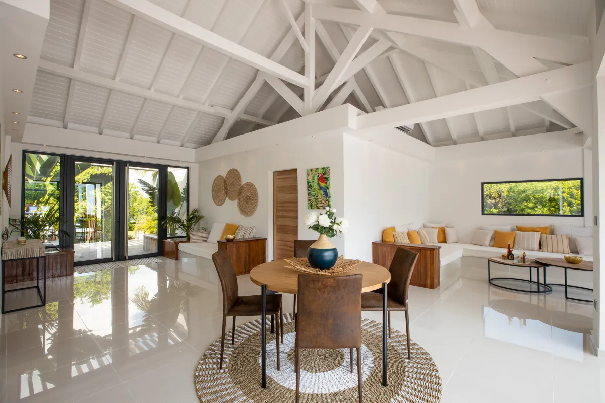 Villa Nuit D'Etoiles: Open living and dining area with high vaulted ceilings and round dining table