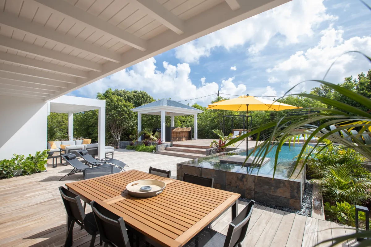 Villa Nuit D'Etoiles: Wooden deck terrace with dining table, swimming pool, lounge chairs, and a gazebo bar