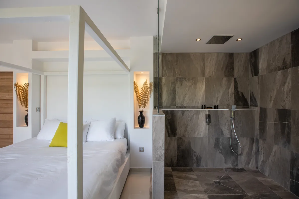 Villa Nuit D'Etoiles: Bedroom with a white four-poster bed next to an open walk-in shower