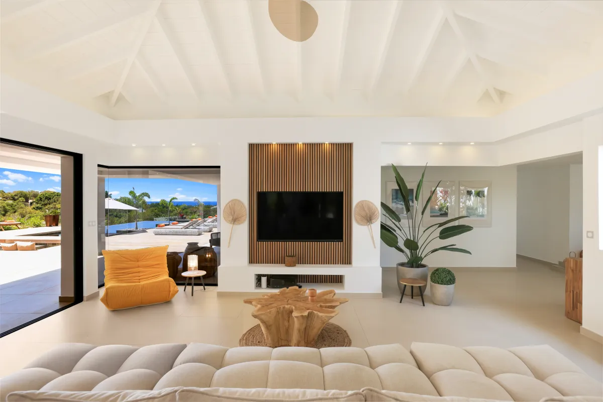 Villa Nuit Jade: Spacious living room with vaulted ceiling, TV wall, and view of the pool terrace