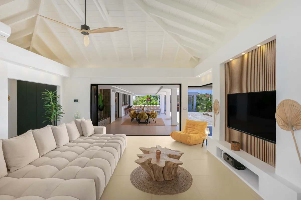 Villa Nuit Jade: Modern living room with vaulted ceiling, large modular sofa, and wall-mounted television