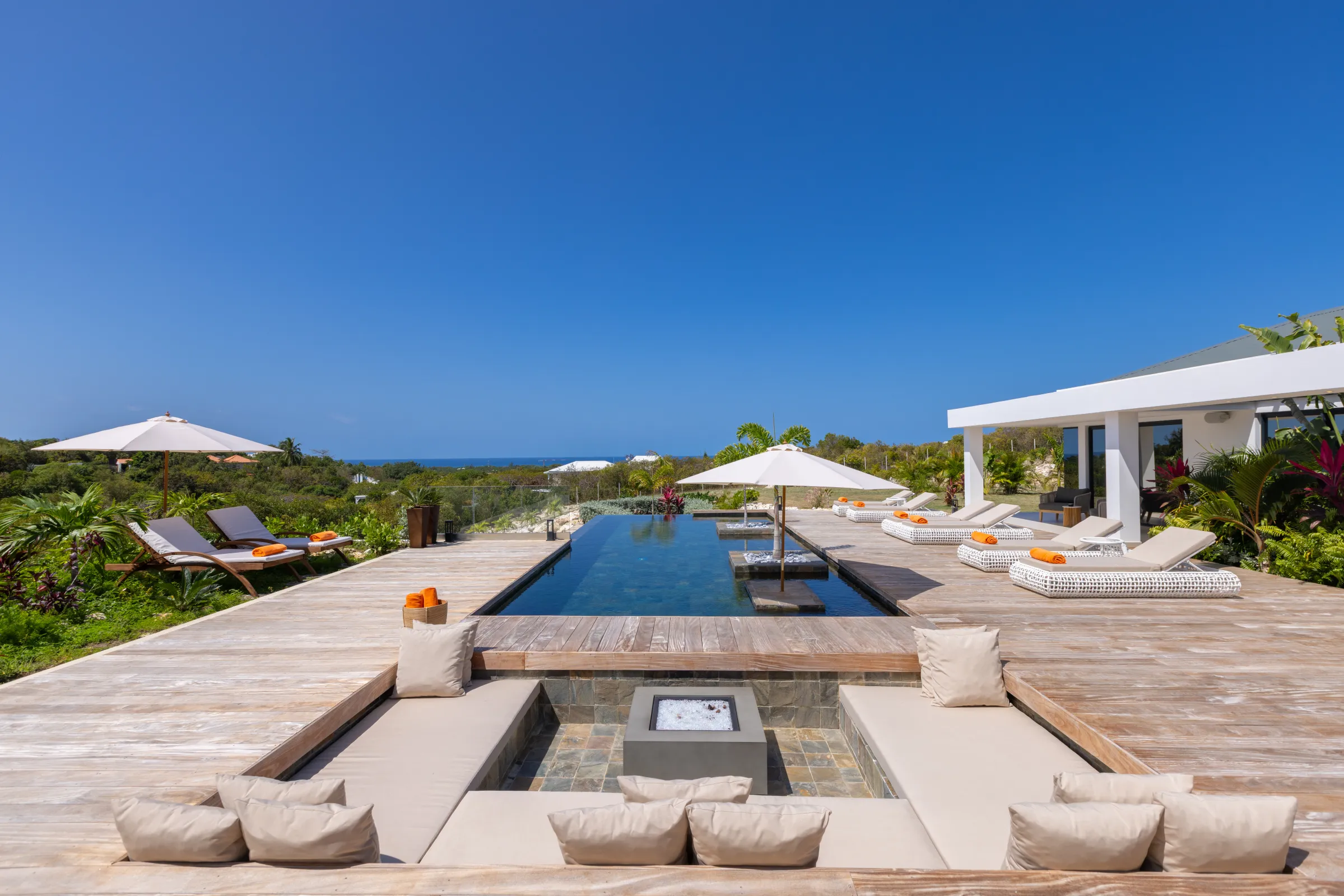 Villa Nuit Jade - Luxury 5-bedroom villa in Terres Basses, Sint Maarten