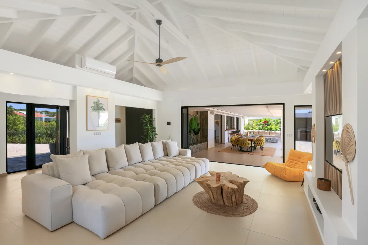 Villa Nuit Jade: Modern living room with a large modular sectional sofa and high vaulted ceiling