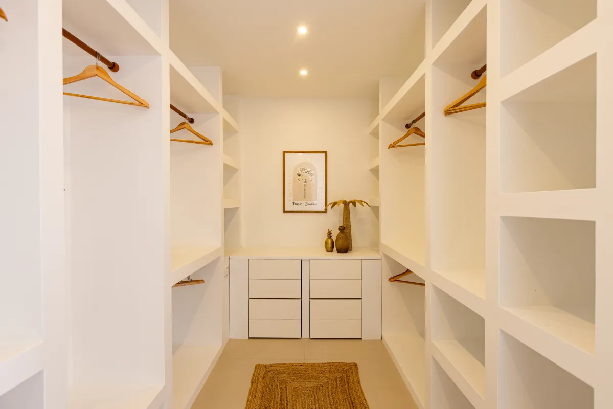 Villa Nuit Jade: Walk-in closet with white open shelving, hanging rails, and built-in drawers