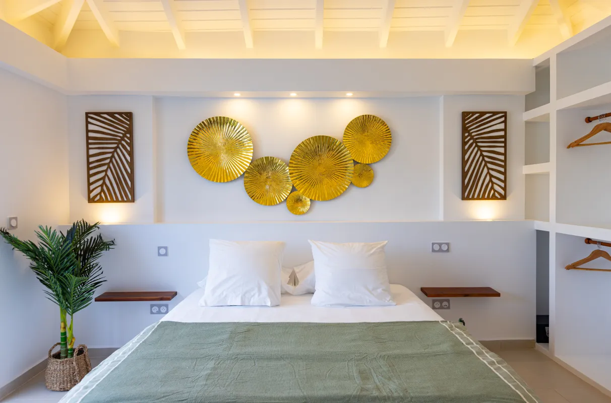 Villa Nuit Jade: Bedroom with a king bed, golden wall decor, and an open shelving closet