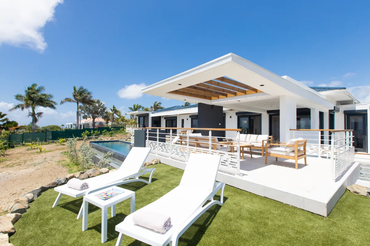 Villa Ocean's One: Sun loungers on grass next to a covered terrace with patio seating