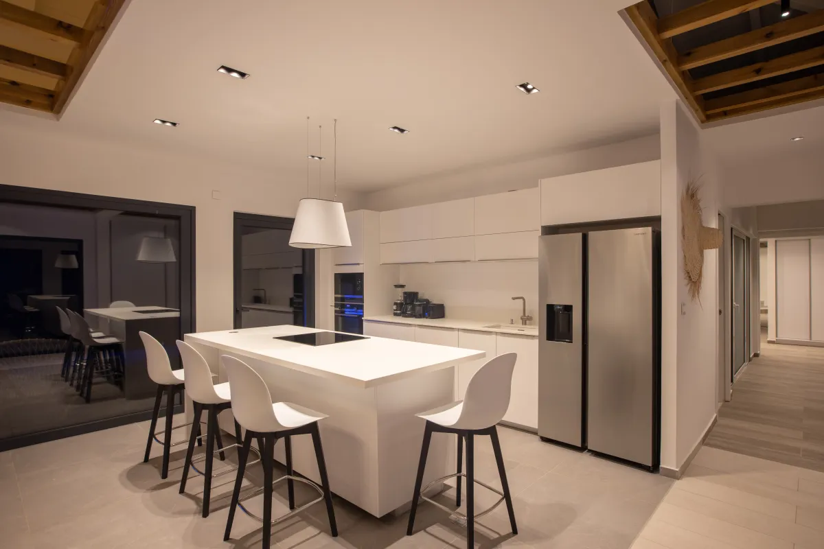 Villa Ocean's One: Modern kitchen with a central island, bar stools, and stainless steel refrigerator