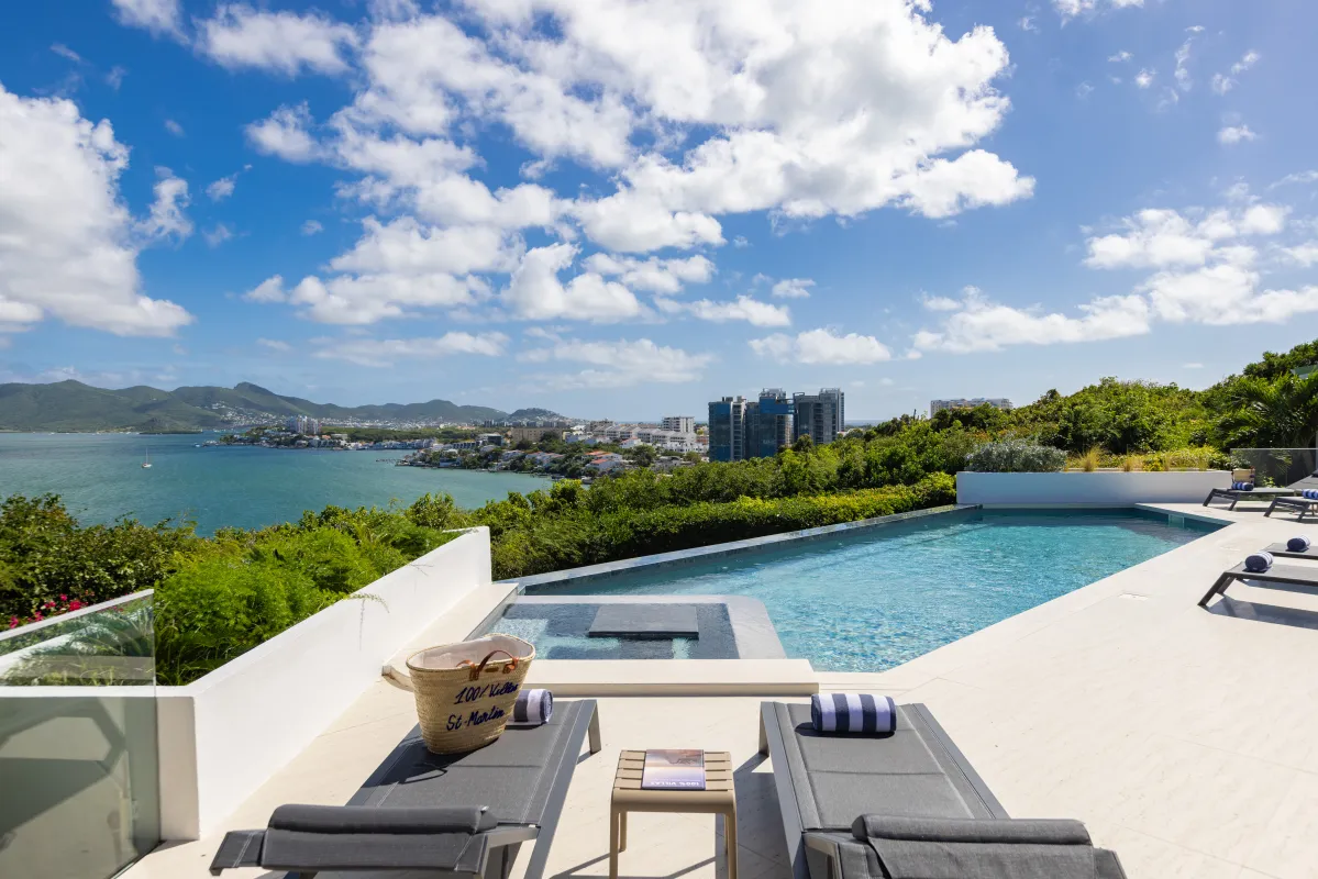 Villa Osun: Infinity pool and sun loungers on a terrace overlooking the sea and hills